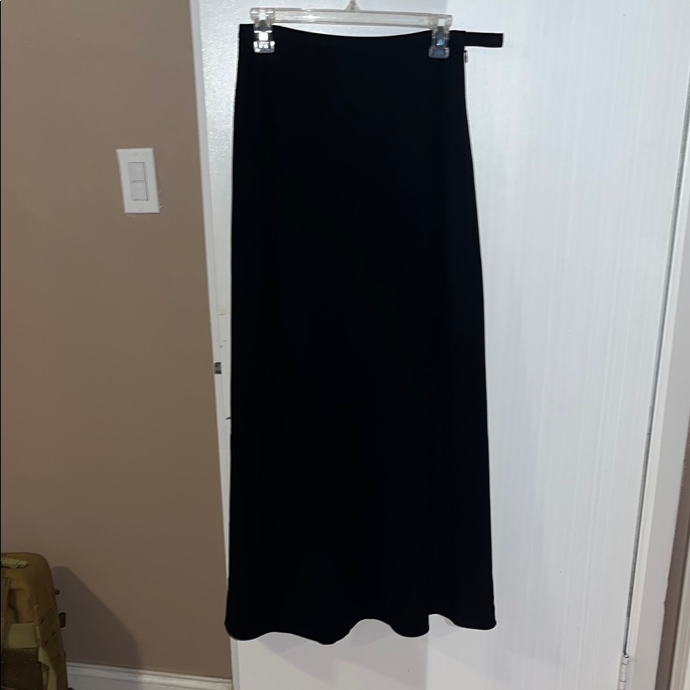 Elegant Black Maxi Skirt full length size 2 with zipper and clasp!! Ann Taylor